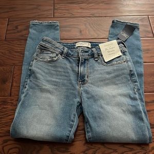 New Abercrombie & Fitch “The Super Skinny” Mid-Rise jean